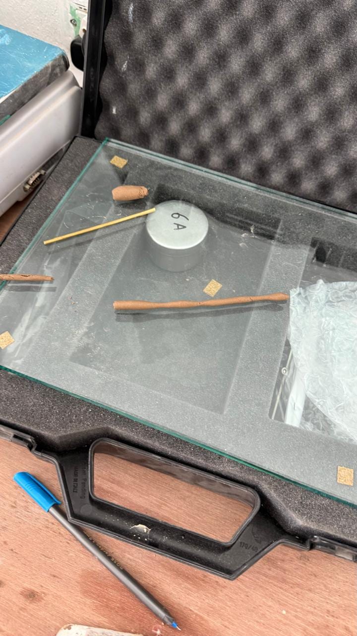 Threads rolled on the glass plate to find the plastic limit